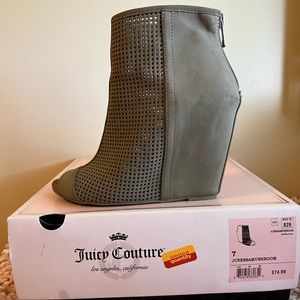Juicy Couture JCNESSA Mushroom peep toe booties